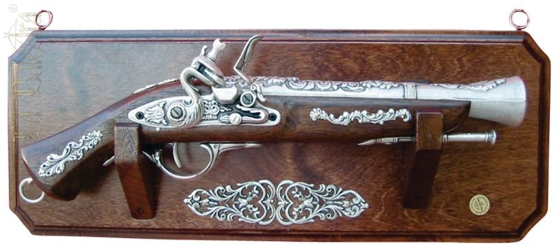 Трофей с пистолетом с серебряным напылением (ARG-4)