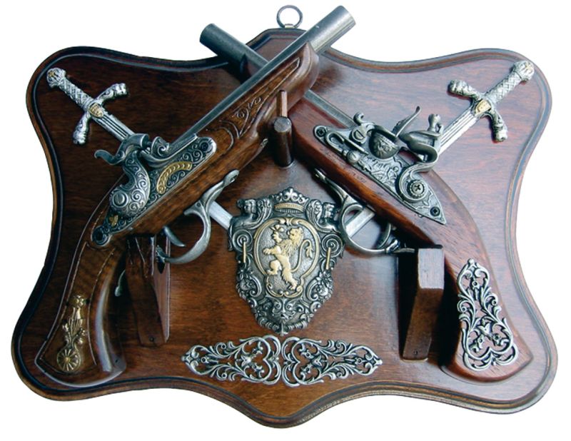 Трофей с двумя пистолетами и кортиками (TR-233)